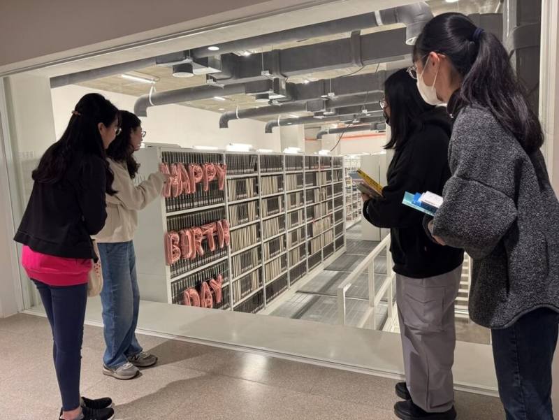 台中市立圖書館3月適逢成立10週年，將於3月1日至31日舉辦閱讀挑戰活動，位於綠美圖的總館更在密集書庫以書排出Happy Birthday字樣祝福。（台中市政府提供）