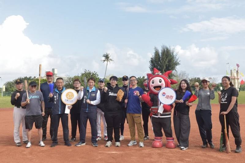 世界棒球經典賽（WBC）將開打，花蓮市公所3月5日起一連4天在遠東百貨花蓮店舉辦戶外轉播應援活動，花蓮市長魏嘉彥（左8）邀集民眾參與。（花蓮市公所提供）