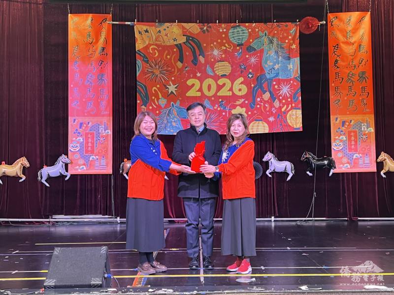 滿任主委林秀春(左)將印信交給第49屆新任主委吳文一(右)，駐舊金山辦事處處長處長伍志翔(中)監交