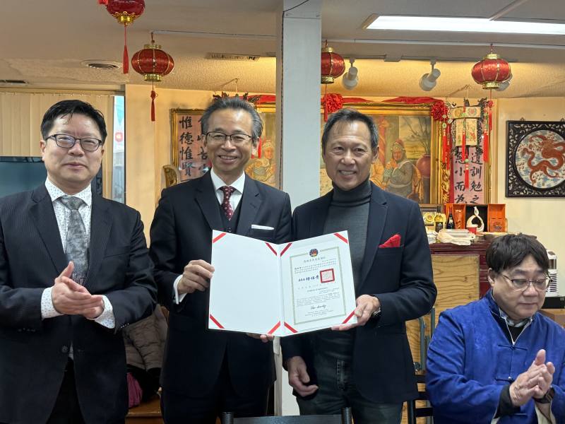 梁毅鵬及藍柏青合頒僑務委員會委員長徐佳青感謝狀予趙挺秀，以感謝這一年來引領會務發展，造福僑社