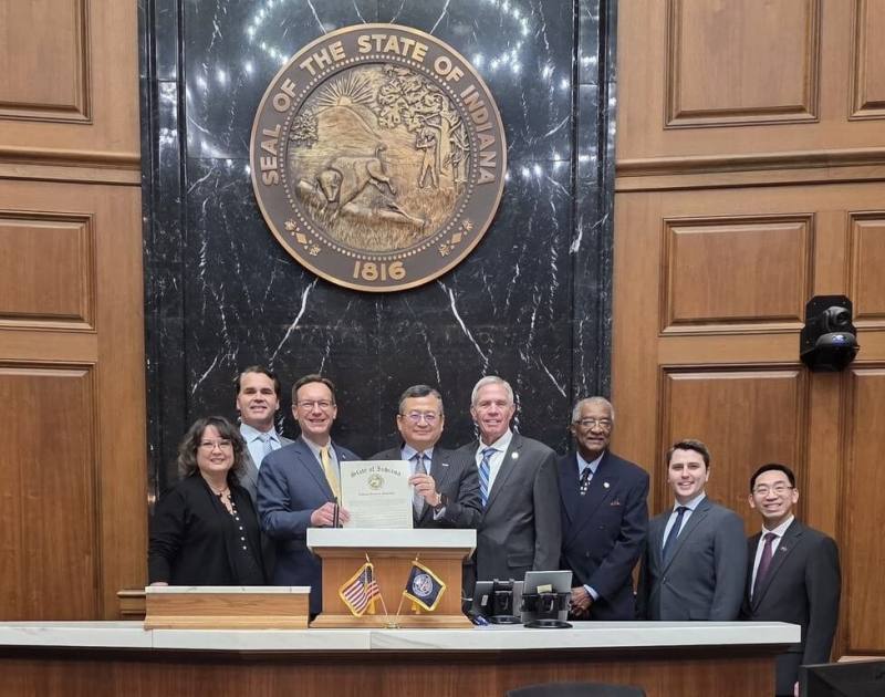 駐芝加哥辦事處處長類延峰（前排左3）24日於美國印第安納州眾院接受決議文並與議員合影。（駐芝加哥辦事處提供）