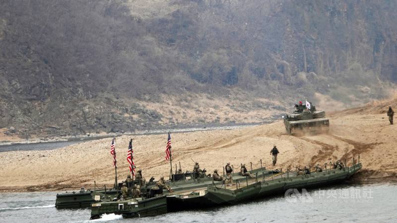 圖為去年3月20日美韓自由護盾演習，兩國陸軍在南韓京畿道漣川郡的臨津江一帶舉行渡河訓練軍演，利用美軍浮筏運送南韓陸軍戰車。（中央社檔案照片）