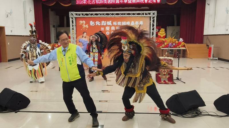 彰化市公所25日舉行記者會，宣布「半線古城慶典之都」系列活動踩街國際嘉年華將於3月7日登場。圖為彰化市長林世賢（前左）在記者會上與表演團體共舞。（彰化市公所提供）