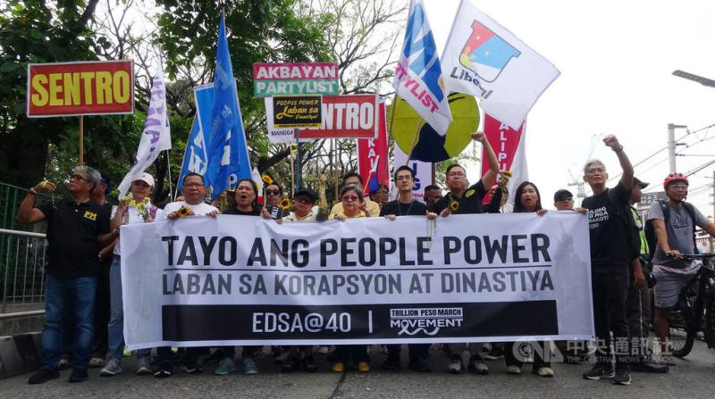 菲律賓25日紀念「人民力量革命」40週年，數以萬計民眾遊行至人民力量革命紀念碑前示威，重申終結貪污與家族政治的訴求