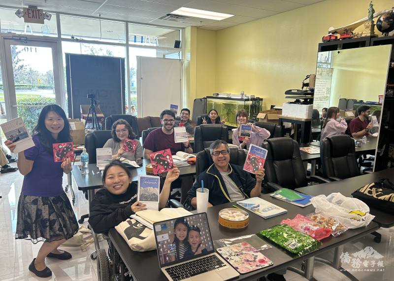 臺灣華語文學習中心 – 佛州奧維多中文學校師生製作馬年燈籠