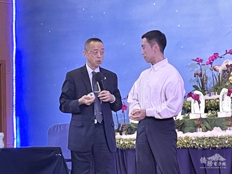 菲華文教服務中心副主任簡槙男(右)上臺與慈濟全球志工總督導黃思賢互動