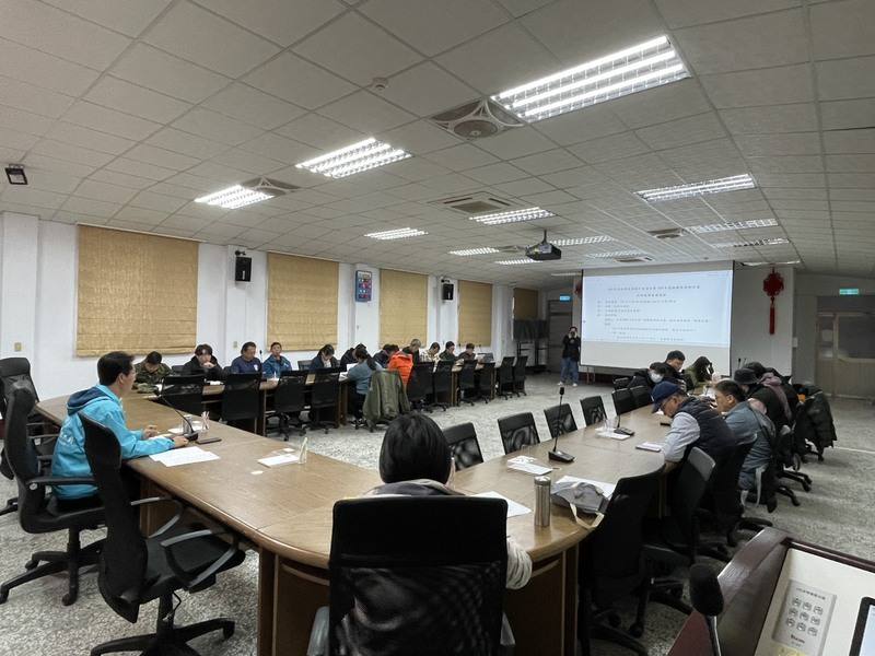 金門縣政府為防外來種銀膠菊擴散，24日邀相關單位召開銀膠菊移除計畫工作協調會議，希望結合社區參與力量，維護居住環境。（金門縣產業發展處提供）