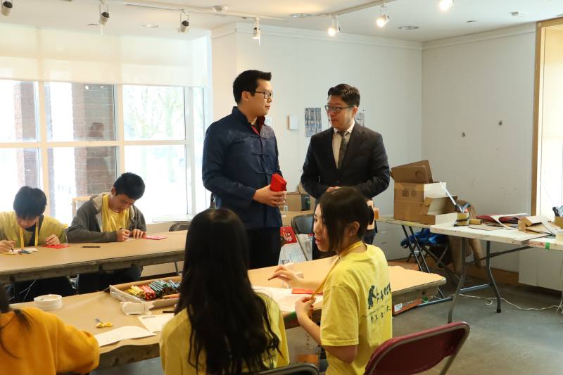 藍柏青為國會議員Vincent Ho(左1) 導覽FASCA服務的臺灣福德隆劇團手作工作坊活動