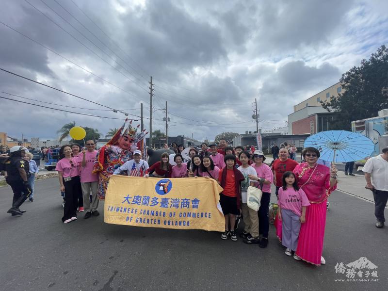 大奧蘭多臺灣商會年年贊助金龍大遊行，致力與其他亞裔族群交流