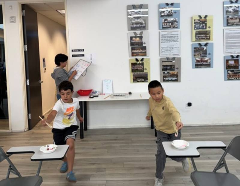 糖果文化攤位，學生們認真的參與競賽