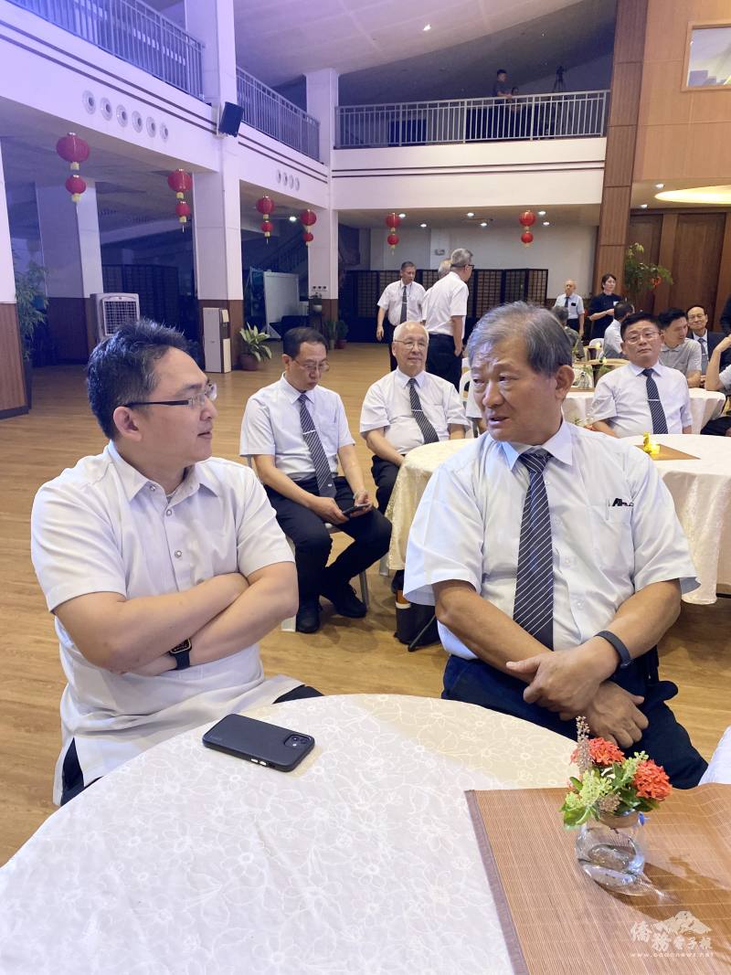 菲華文教服務中心主任莊博智(左)與菲律賓慈濟分會前副執行長合心關懷錢小進師兄互動