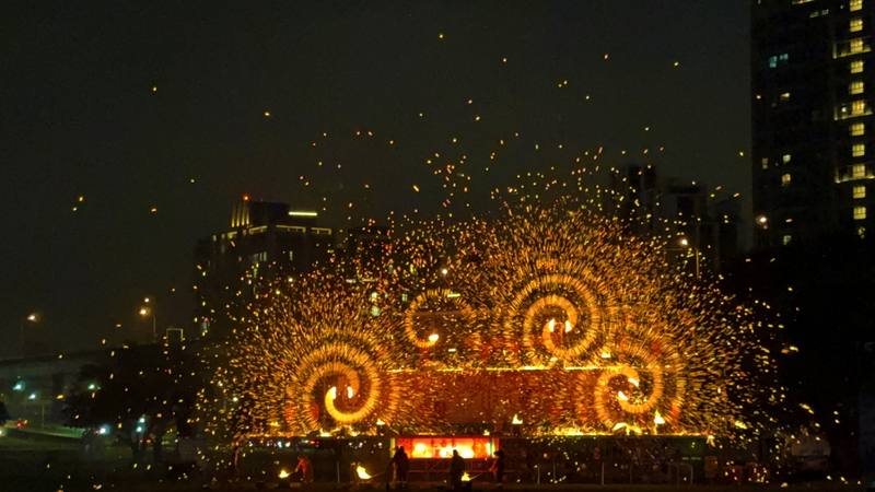 2026新北燈會24日晚間邀請中國山西鐵花秀團隊演出，表演者以高溫鐵水製造絢麗火花，視覺效果震撼。中央社記者曹亞沿攝