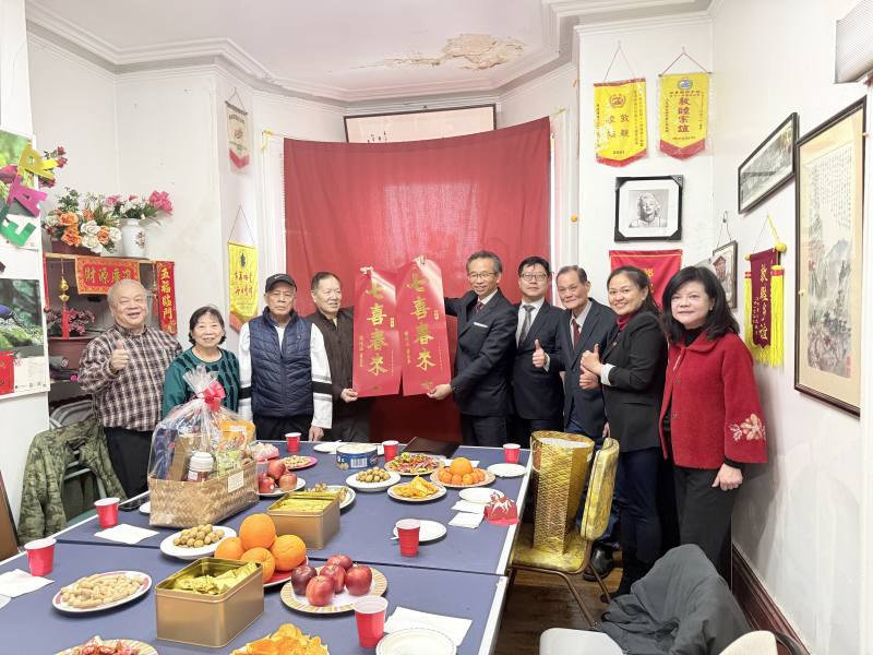 安省昭倫公所全體成員熱情款待 歡喜收納七喜春來春聯