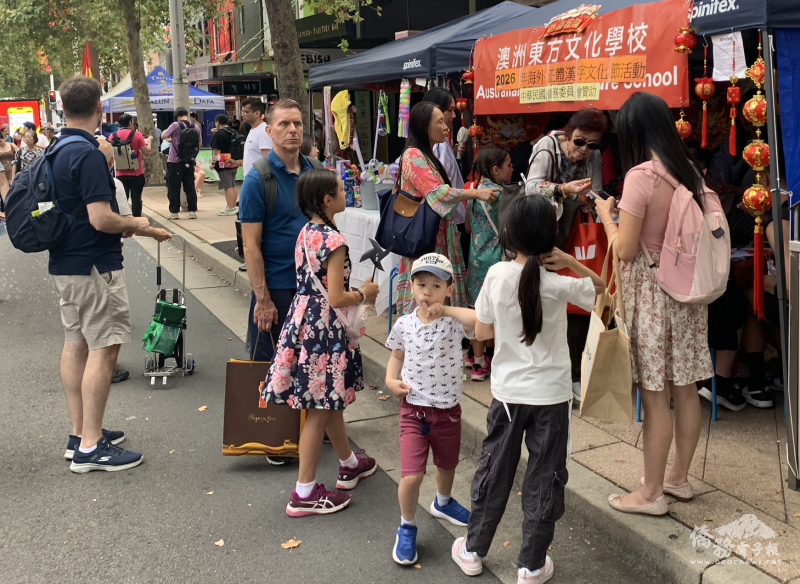 社區朋友排隊等待寫春聯