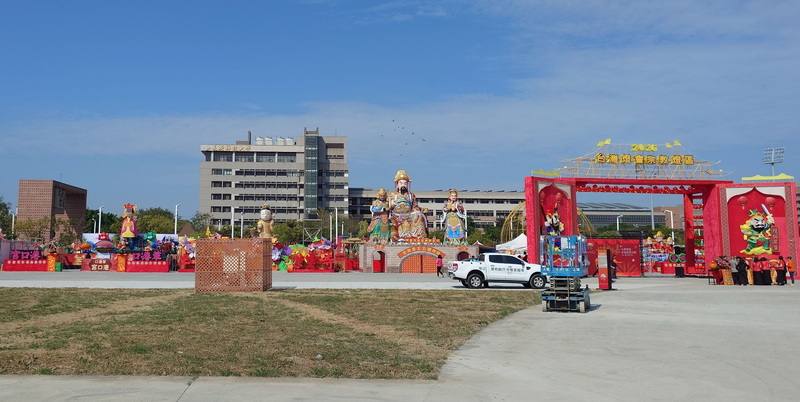 2026台灣燈會「好神抵嘉」宗教燈區特別邀請嘉義在地10間具代表性宗教團體參與布展，溪口開元殿耗資數百萬，裝置10公尺高的鄭成功神像（中）參加燈會，從遠處即可明顯看見，成為宗教燈區亮點。