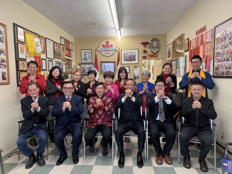 安省寮華聯誼會全體成員拱手作揖，齊聲互道恭賀新禧，場面溫馨熱絡