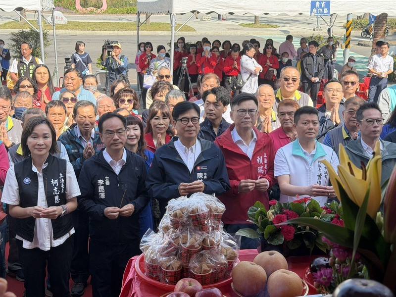 高雄市政府客家事務委員會25日在新客家文化園區文物館，舉行客家傳統祭儀「新春祈福」，由高雄市長陳其邁（前排左3）擔任主祭官，與多位民代及社團領袖共同行三獻禮，在莊嚴的古禮中，為高雄祈求風調雨順、國泰民安。