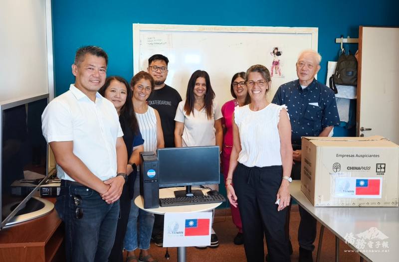 阿根廷臺灣僑民聯合會理事長洪瑞堂偕理監事與Tobar García 醫院院方合影