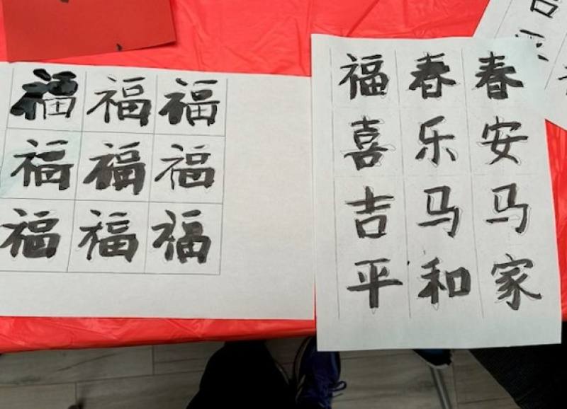 書法文化攤位，學生們以毛筆寫祝賀詞