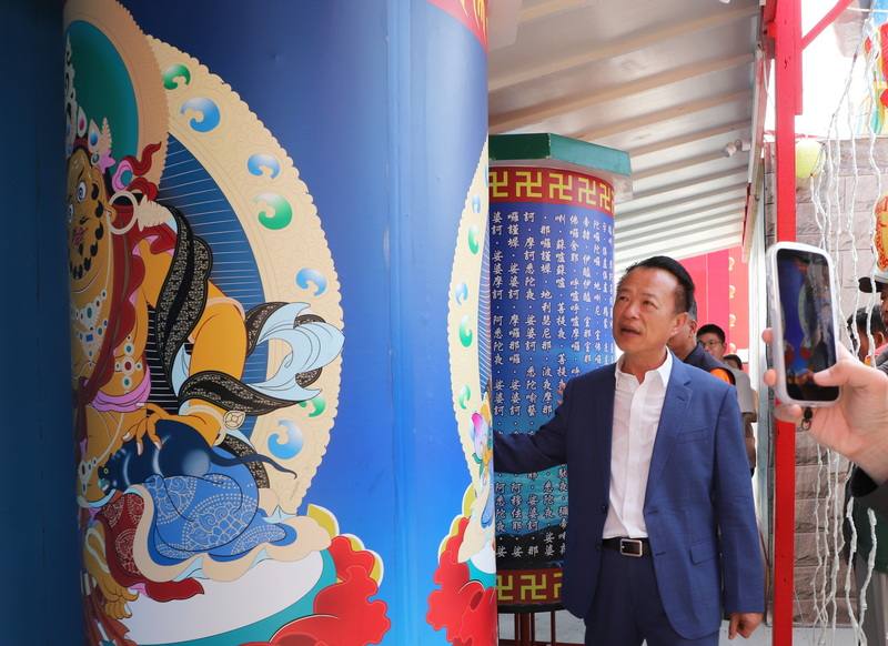 2026台灣燈會宗教燈區匯集多元宗教元素，嘉義縣長翁章梁（圖）說民眾來這裡可向眾神祈求馬年平安順利。