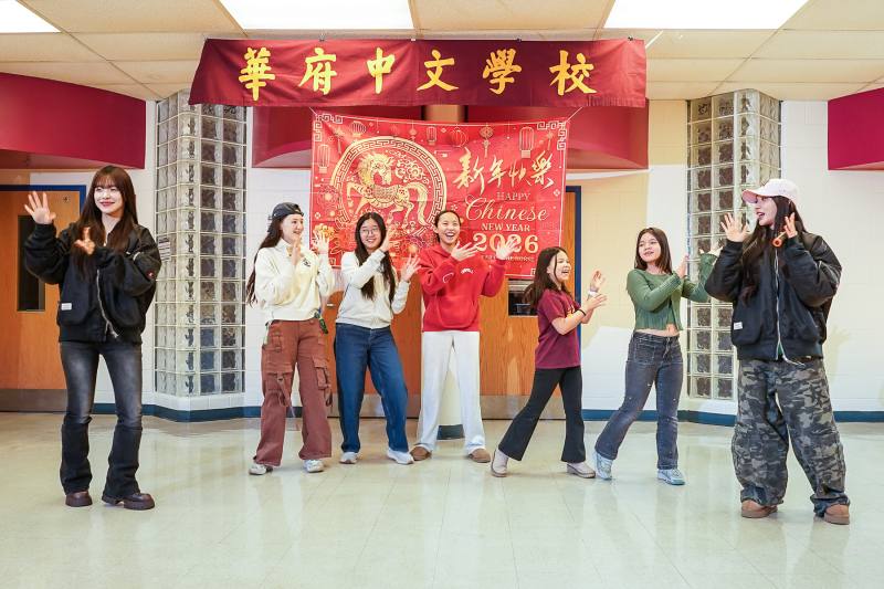 味全龍啦啦隊成員林襄與李多慧意外現身，與學生們一起唱跳同樂