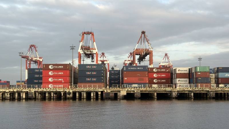 歷經連續2年低迷後，台菲雙邊貿易於2025年顯著回升。圖為馬尼拉貨櫃碼頭。中央社記者林行健馬尼拉攝