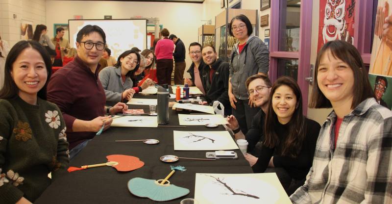 老師林桂娥（右立者）帶領墨吹梅花手作