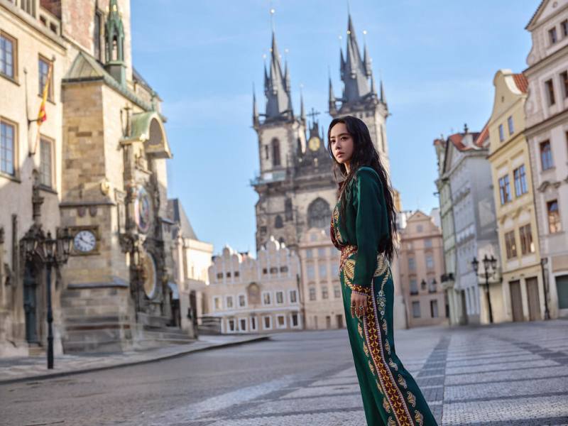 歌手蔡依林擔任星宇航空的台北－布拉格航線大使，並將經典歌曲「布拉格廣場」重新編曲，並拍攝全新MV。（星宇航空提供）