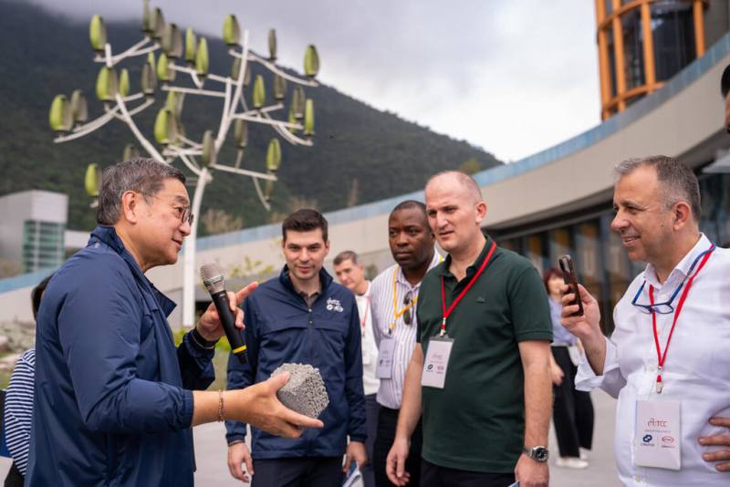 台泥日前舉辦全球年會，台泥董事長張安平（圖左）與台泥各國跨事業群夥伴交流技術、交換營運實務。（台泥提供）