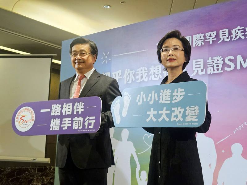 罕病脊髓性肌肉萎縮症（SMA）治療邁入擴大給付階段，但台灣脊髓肌肉萎縮症病友協會創會理事長鐘育志（左）24日在記者會說，仍有病友尚未接受治療，預估約100人。中央社記者陳婕翎攝