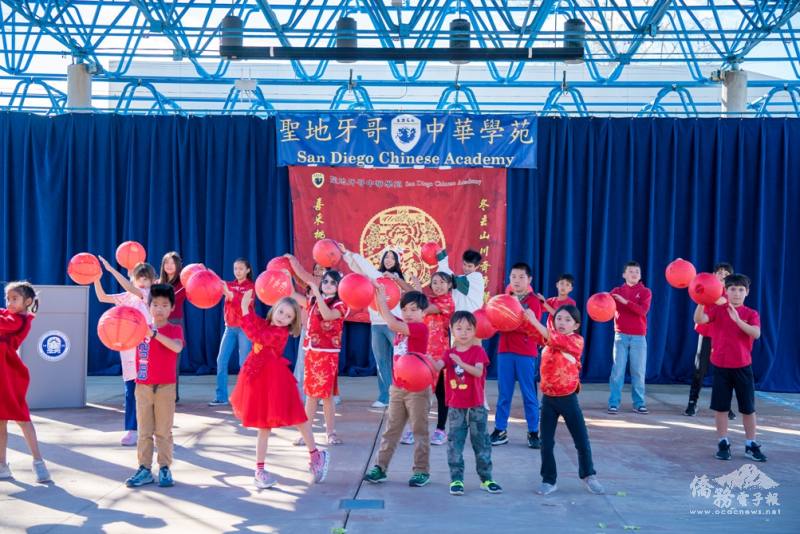 學生們精彩表演，笑聲滿堂