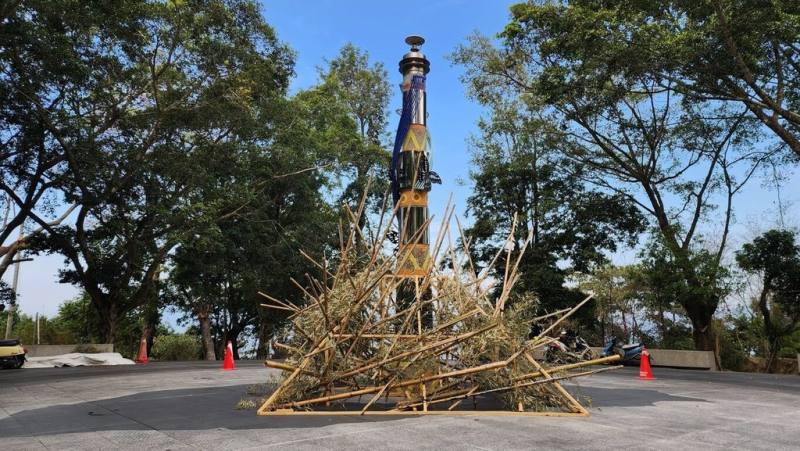 埔里鎮公所辦理「埔里森林逐燈祭」27日至3月8日在台灣地理中心碑登場，結合地理中心碑與森林環境，讓光在樹影與夜色間流動，展現夜晚的中心碑全新樣貌。（埔里鎮公所提供）