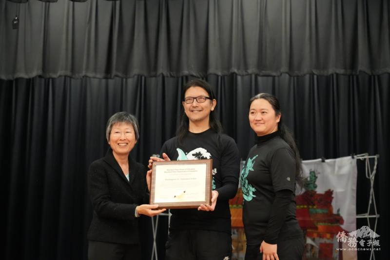 臺灣學校兩位副校長孟祺然（中）、梁婷（右）代表接受馬州教育廳頒發之表揚狀