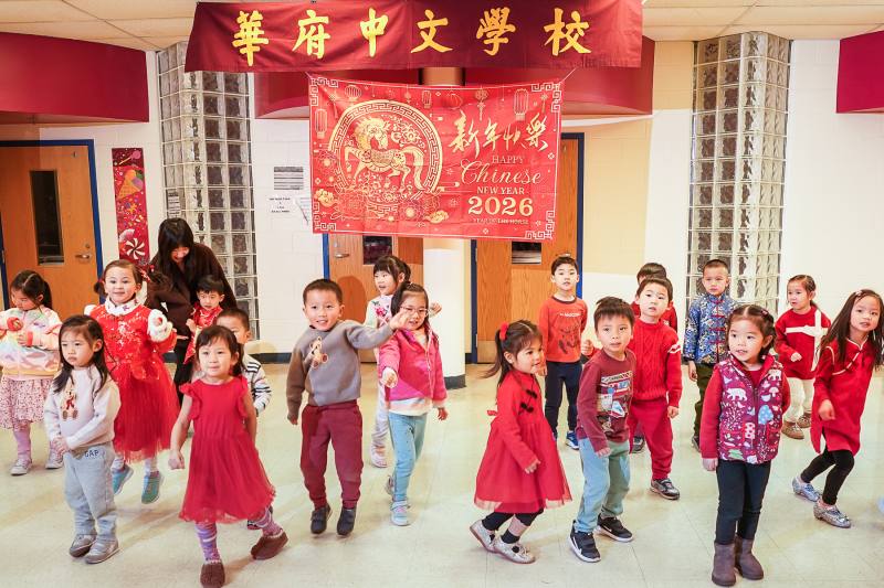 孩童唱歌跳舞表演，活潑可愛