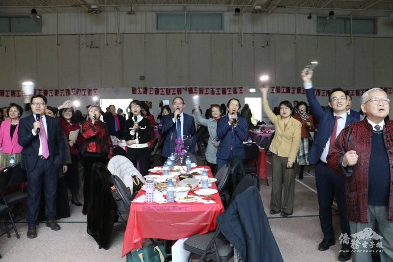 現場合唱〈臺北的天空〉及〈明天會更好〉