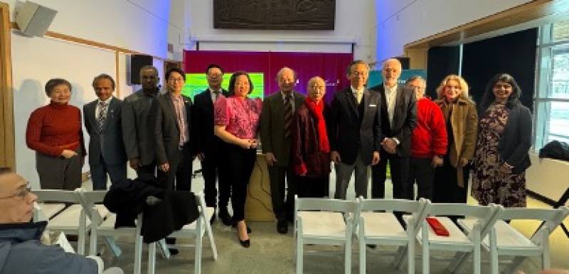 Canadians Tomorrow Society主任Ron Shieh（右7）、駐多倫多辦事處處長梁毅鵬（右5）、多倫多文教中心主任藍柏青（左5）、Markham市議員Reid McAlpine（右4）、約克區公立學校教育局學校董事Michael Chen（左4）、加拿大多元文化委員會會長Melinda Manlapaz（左6）開幕典禮合影