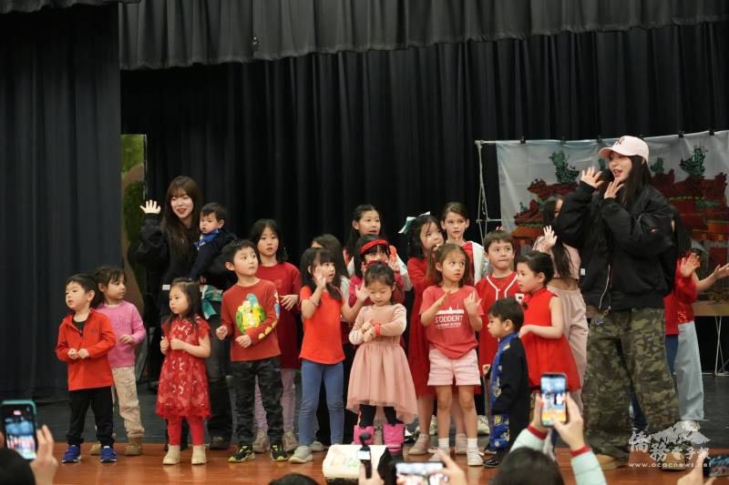 臺灣職棒味全龍啦啦隊成員林襄與李多慧驚喜現身與學生互動