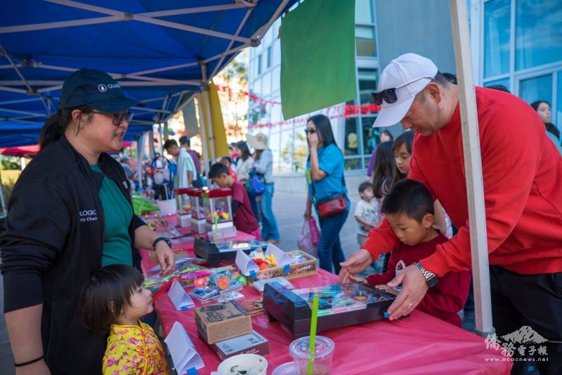 趣味遊戲攤位，親子們玩得開心