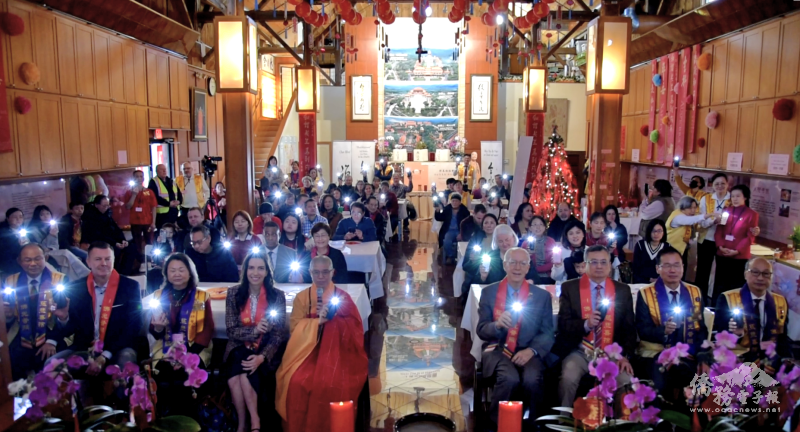 肅靜祥和的氣氛，眾人打開手機燈代表和平光明