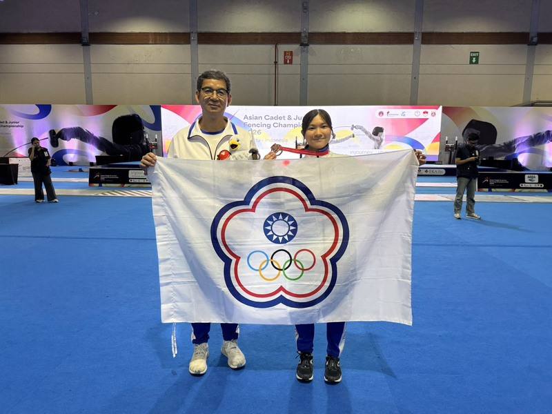 在印尼舉行的亞洲青年擊劍錦標賽，台灣新星洪莉翔（右），24日在女子銳劍摘下個人銅牌，寫下連續兩年登上頒獎台紀錄，教練王三財（左）期許愛徒以前進名古屋亞運為目標。（教練王三財提供）