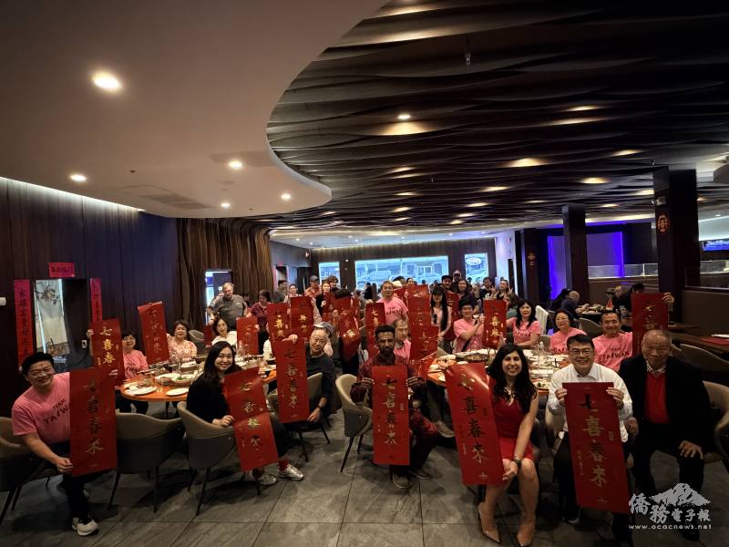 州眾議員Anna Eskamani以「七喜春來」向臺僑拜年（右起為僑務諮詢委員楊喬生、駐邁阿密辦事處處長周啟宇、州眾議員Anna Eskamani）