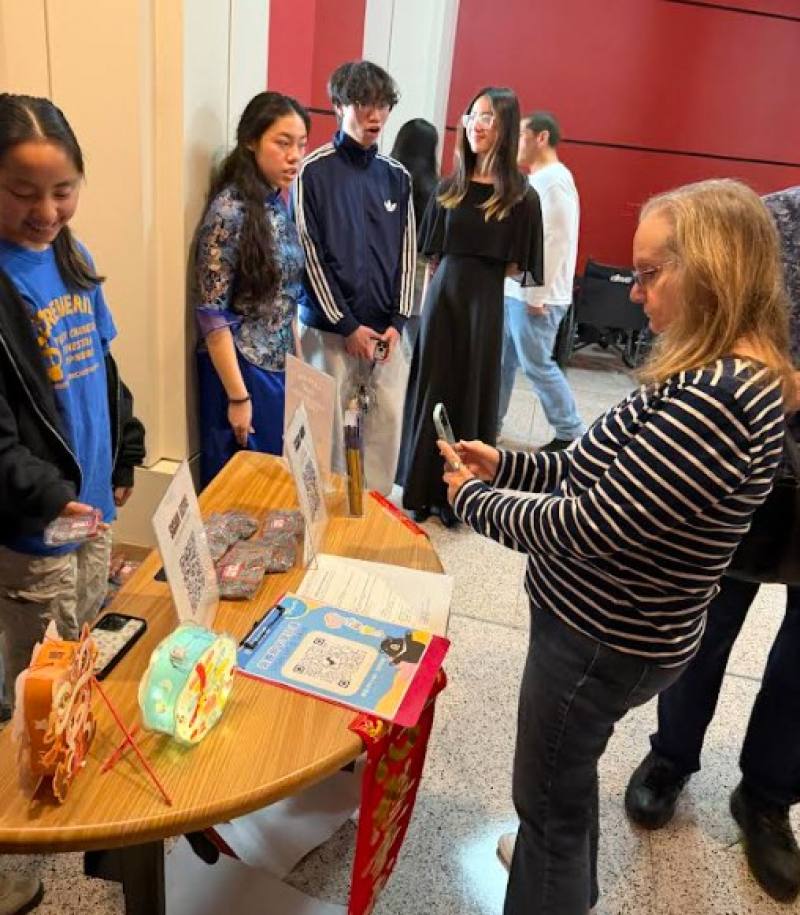 現場參與民眾踴躍登記i僑卡