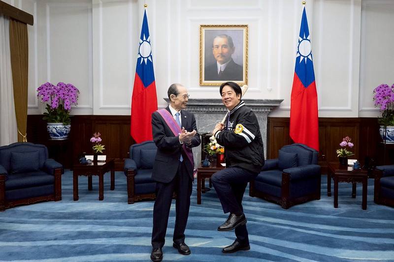 賴清德總統26日上午頒授旅日棒球名將王貞治「一等景星勳章」