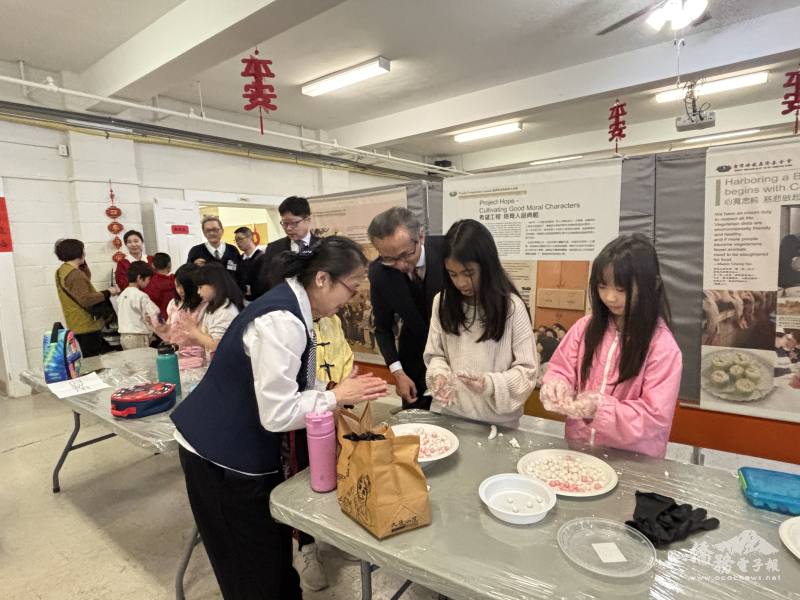 在志工指導下，學童揉麵、搓湯圓，體驗製作傳統節慶美食的樂趣