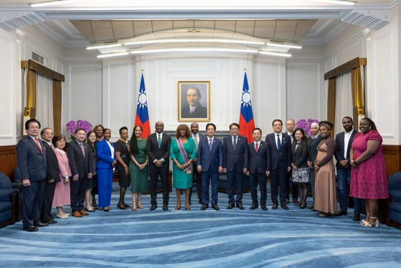 總統與聖文森及格瑞那丁駐臺大使柏安卓及其在場觀禮者合影