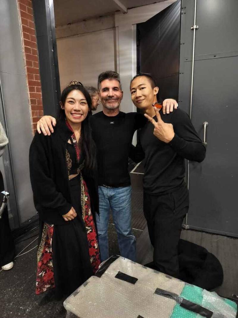 Taiwanese fire dancer Yang Li-wei (from right), Britain's Got Talent judge Simon Cowell and Yang's husband and performer Lai Kuan-chih. Photo courtesy of Coming True Fire Group Feb. 25, 2026