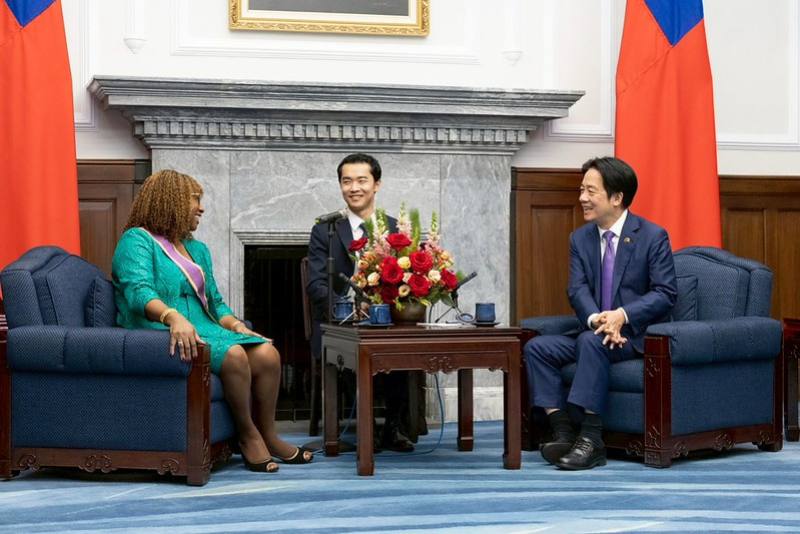 President Lai exchanges views with Saint Vincent and the Grenadines Ambassador Andrea Clare Bowman.
