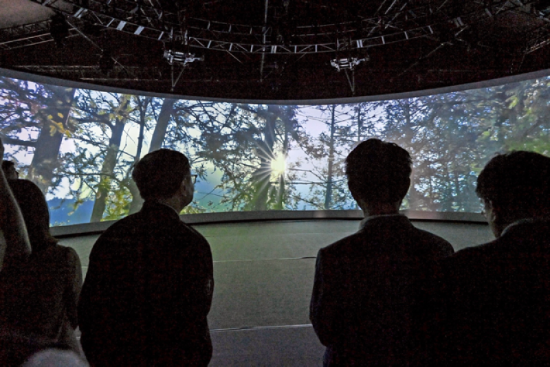 卓院長一行參觀劇場