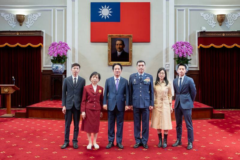 總統和出席人員合影