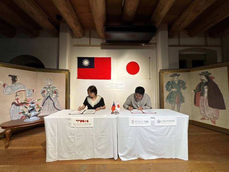 新北市立淡水古蹟博物館館長蔡美治（左）與日本松浦史料博物館館長岡山芳治（右）及平戶荷蘭商館簽署合作備忘錄（MOU），加強跨國合作交流。（淡水古蹟博物館提供）